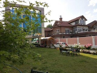 The Hyde Park Inn | Wedding Hotels in Ram Munshi Bagh, Srinagar
